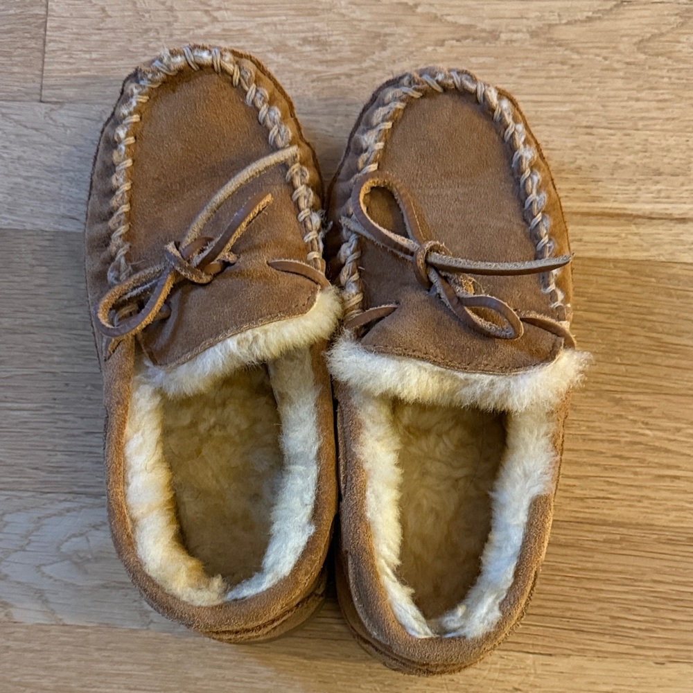 L.L. Bean big girls moccasin slippers size 5